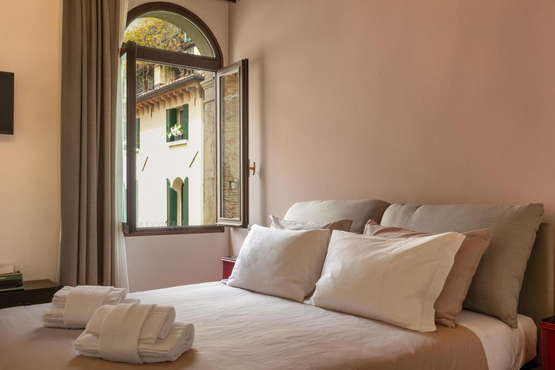 Buranelli33 Riverside Apartment